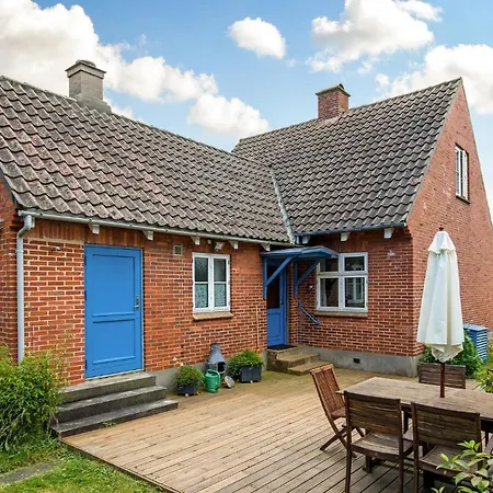 2 Bedroom Stunning In *